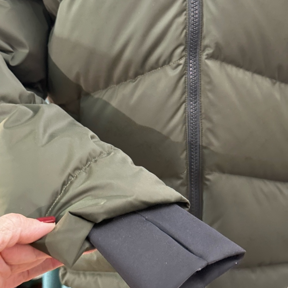 Theory NWT Puffer Lightweight Jacket. - Picture 5 of 8